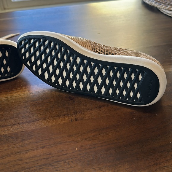 Via Spiga woven women’s sneaker size 7 - Picture 3 of 6